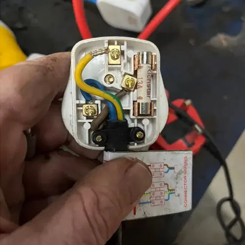 Plug socket with earth not screwed into it